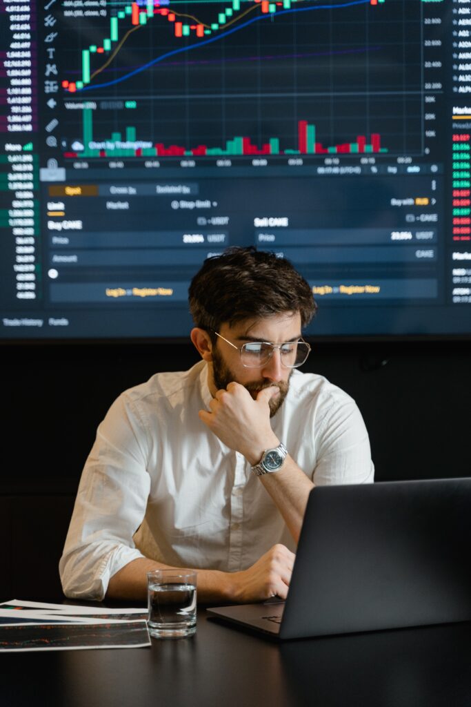 A new Investor on a laptop choosing his stock broker platform